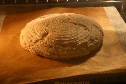 Brödet bakas i ugnen 275 grader 15 min för att sedan, se nästa bild